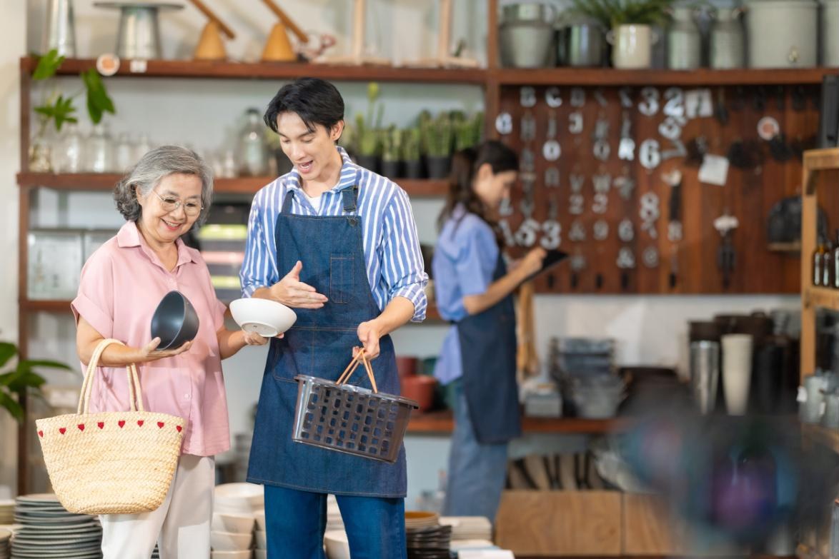 熟客在店裡挑選陶瓷餐具，店員在旁邊介紹