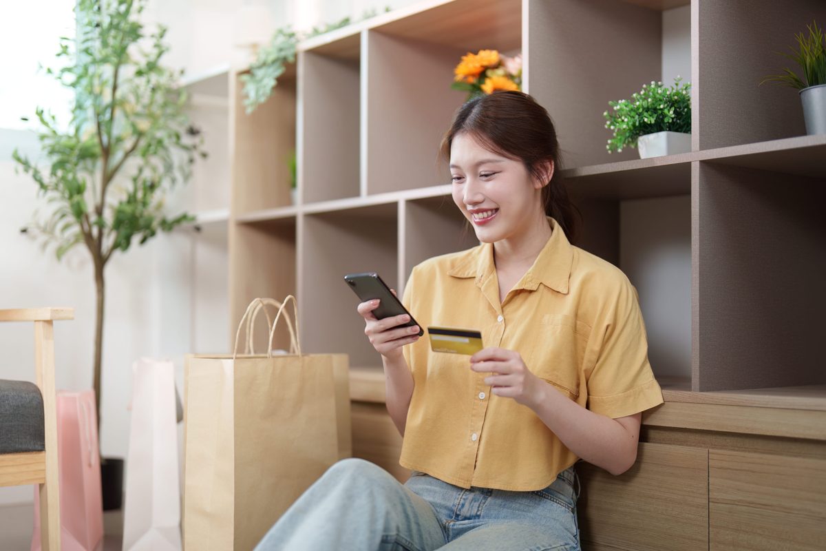 顧客坐在沙發上用手機在網店結帳